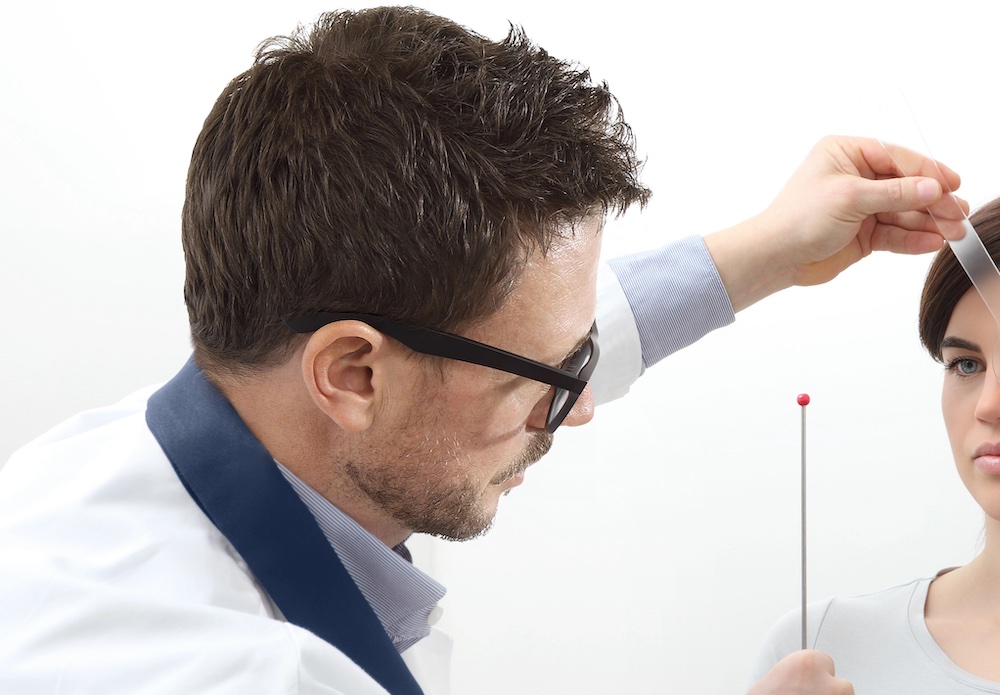 Oculista visita paziente per verificare presenza di malattie neurologiche agli occhi