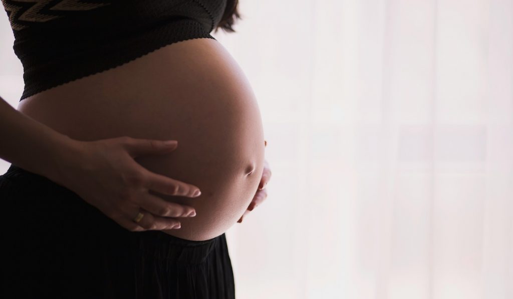 Pancia di donna incinta: come affrontare bruciori e fastidi agli occhi in gravidanza
